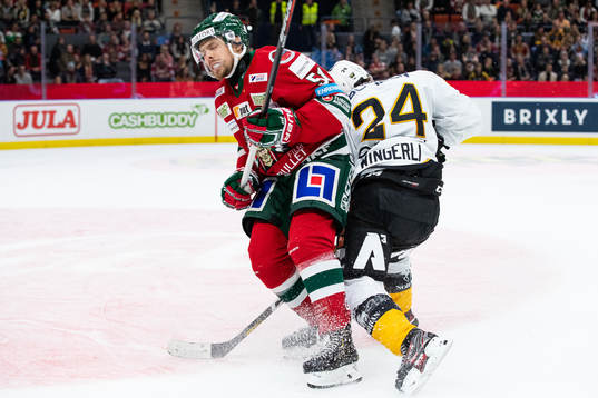 Frölundas Mats Rosseli Olsen tacklar Skellefteås Andreas