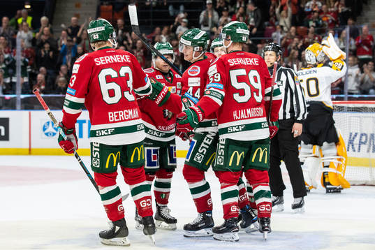 Frölundas Jacob Peterson jublar med lagkamrater