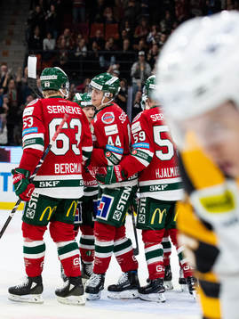 Frölundas Jacob Peterson jublar med lagkamrater