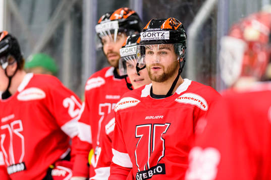 Örebros Aaron Irving innan ishockeymatchen i SHL mellan