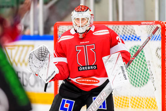 Örebros målvakt Jonas Arntzen innan ishockeymatchen i SHL