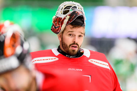 Örebros målvakt Dominik Furch  innan  ishockeymatchen i