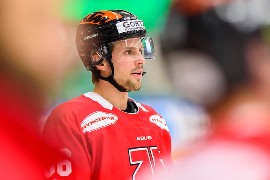 Örebros Mathias Bromé innan ishockeymatchen i SHL mellan