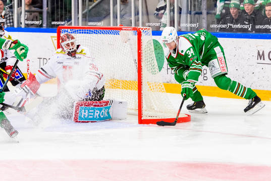 Rögles Adam Edström och Örebros målvakt Dominik Furch