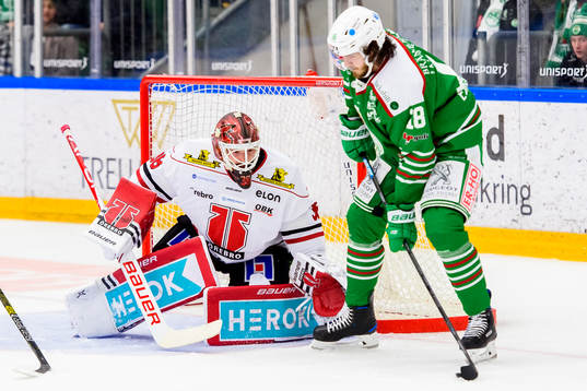 Örebros målvakt Dominik Furch och Rögles Dennis Everberg