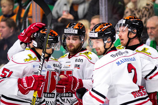 Örebros Ryan Stoa jublar med lagkamrater