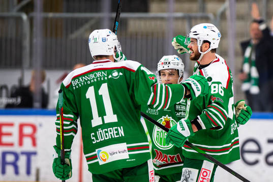 Rögles Eric Gelinas jublar med lagkamrater