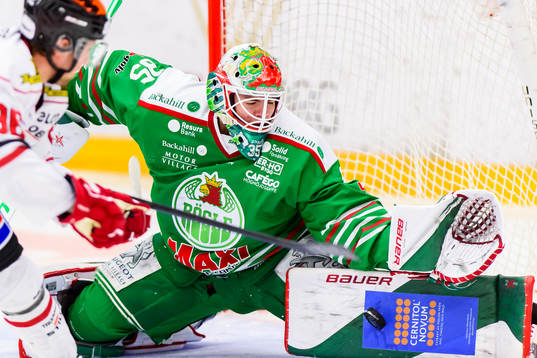 Rögles målvakt Roman Will räddar Örebros Mathias Bromé