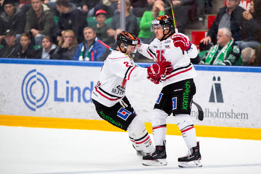 Örebros Shane Harper och Rasmus Rissanen jublar