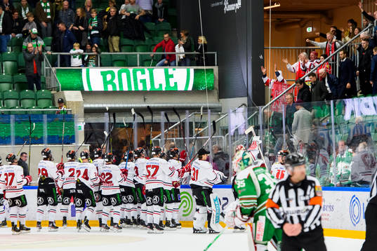 Örebros spelarna tackar