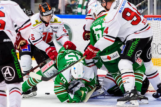 Örebros Rasmus Rissanen trycker ner Rögles Simon Ryfors