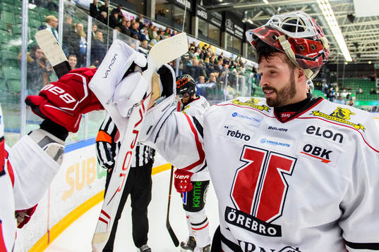 Örebros  målvakt Dominik Furch jublar