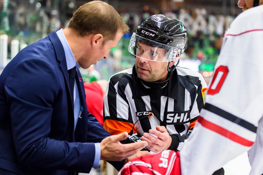 Rögles tränare Cam Abbott pratar med Domare Patrik
