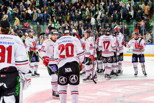 Örebros spelarna jublar