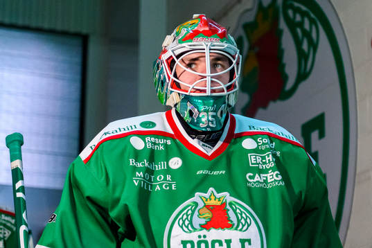 Rögles målvakt Roman Will innan ishockeymatchen i SHL
