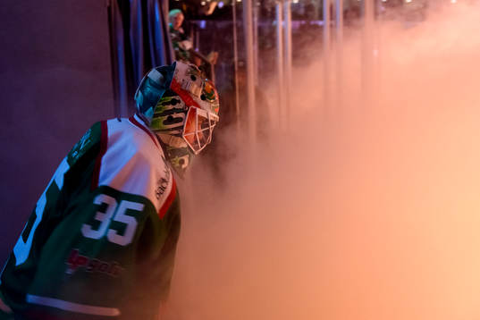 Rögles målvakt Roman Will innan  ishockeymatchen i SHL