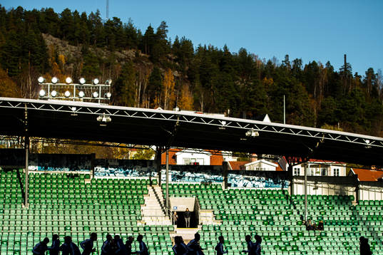 En siluett av Sundsvalls spelare som värmer upp