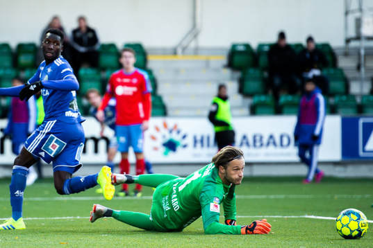 Sundsvalls Peter Wilson och Helsingborgs målvakt Anders