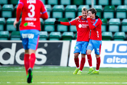Helsingborgs Tobias Mikkelsen jublar med Max Svensson
