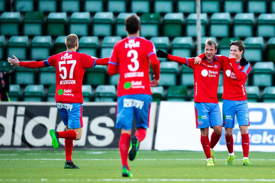 Helsingborgs Tobias Mikkelsen jublar med Max Svensson och