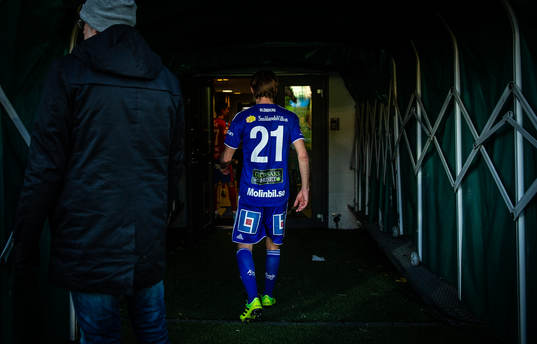 Sundsvalls Johan Blomberg lämnar plan