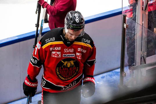 Luleås Petter Emanuelsson lämnar isen