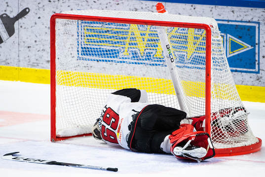 Malmö Redhawks målvakt Oscar Alsenfelt ligger skadad