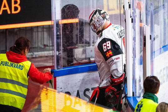 Malmö Redhawks målvakt Oscar Alsenfelt lämnar isen