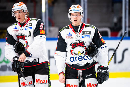 Malmö Redhawks Emil Sylvegård och Carl-Johan Lerby deppar