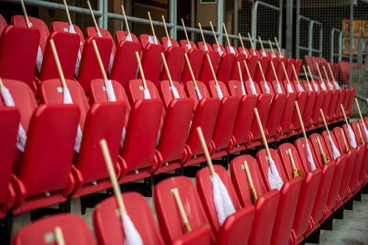 Flaggor på stolarna på Guldfågeln Arena