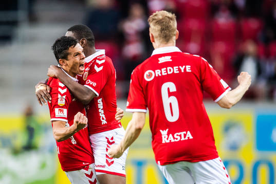 Kalmars Romário Pereira Sipião jublar med lagkamrater