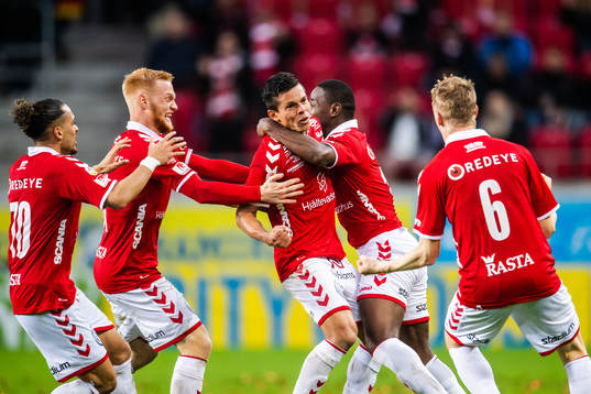 Kalmars Romário Pereira Sipião jublar med lagkamrater