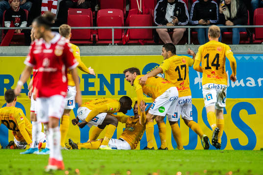 Falkenbergs Anton Wede jublar