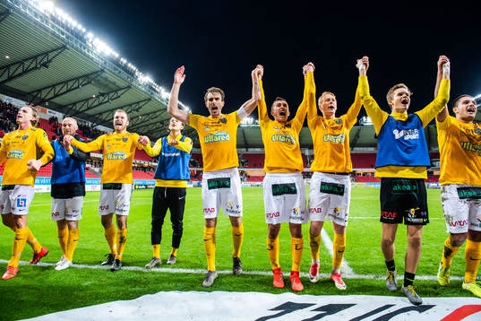 Falkenbergs spelare jublar