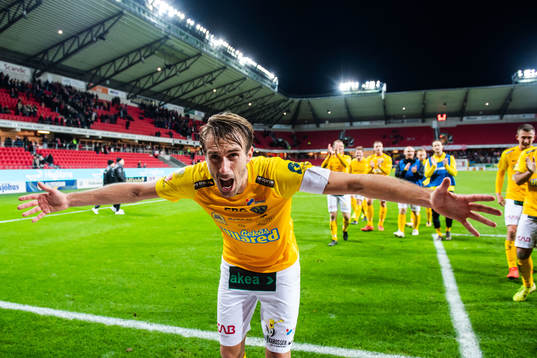 Falkenbergs Tobias Karlsson jublar