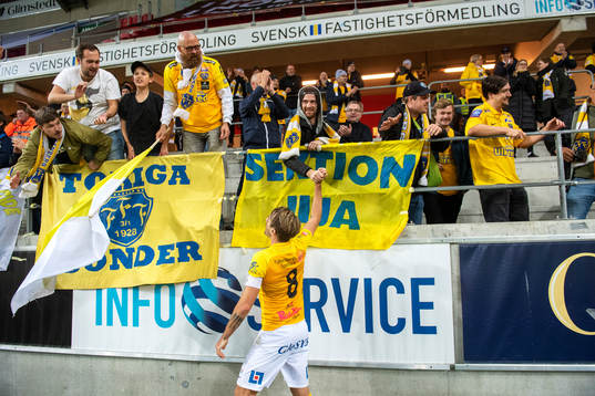 Falkenbergs Tobias Karlsson jublar