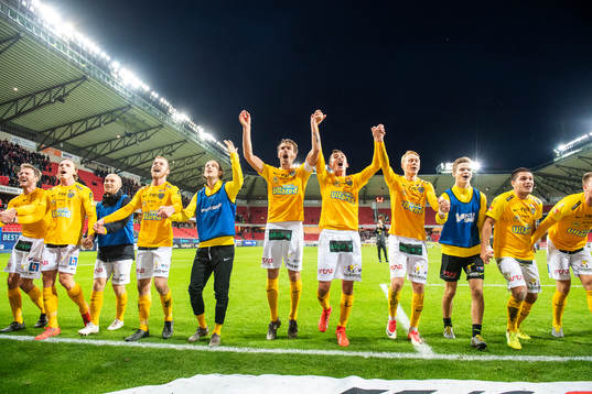 Falkenbergs spelare jublar