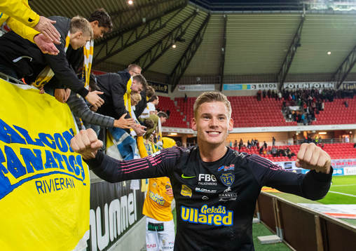 Falkenbergs målvakt Johan Brattberg jublar