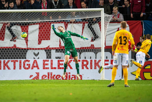 Falkenbergs Anton Wede gör 1-2 bakom Kalmars målvakt