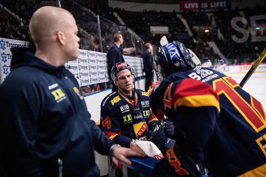 Djurgårdens Tom Wandell sitter skadad på bänken