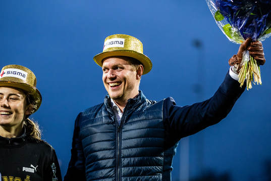 Rosengårds tränare Jonas Eidevall jublar med pokal och