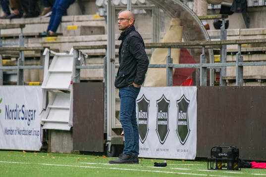 Laholms FKs tränare Ulf Thronée deppar