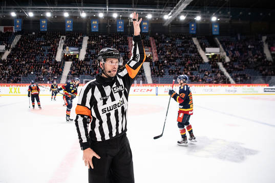 Domare Johan Magnusson är framme och pratar med