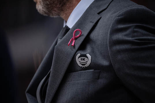 Oskarshamns logotyp och ett rosa bandet