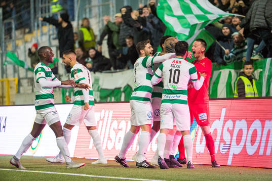 Västerås Douglas Karlberg jublar med lagkamrater