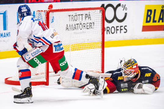 Djurgårdens målvakt Niklas Svedberg räddar framför