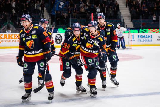 Djurgårdens Olle Alsing och Linus Hultström jublar