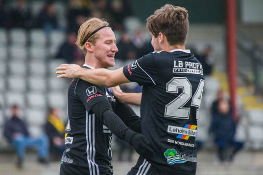Laholms FKs Rasmus Liedman grattas av Laholms FKs Nils