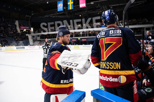 Djurgårdens målvakt Karri Rämö  åker ut på isen för