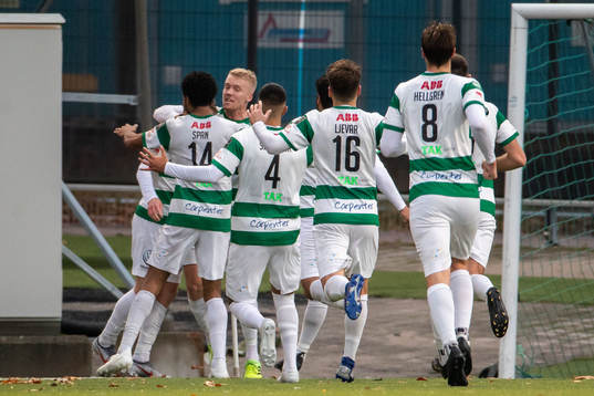 Västerås Emil Skogh jublar med lagkamrater